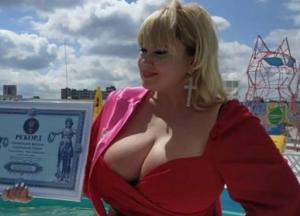 Украинка с 13 размером груди установила рекорд (фото)