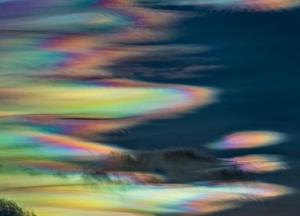 Львів накрили кольорові хлоридні хмари після атаки по Тернополю: вражаючі фото