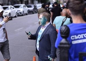 Возле Рады облили зеленкой нардепа за заявления о суверенитете (фото, видео)