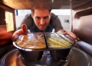 Названы продукты, которые становятся вредными при повторном разогревании 