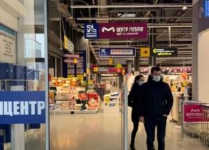 Правоохранители закрыли один из "Эпицентров" в Киеве, который работал в выходной