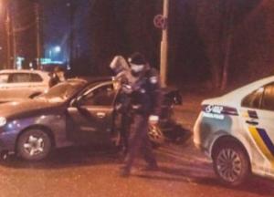 В Харькове авто влетело в полицейских и медиков (видео)