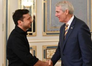 Зеленский обсудил "две войны" с сенатором США