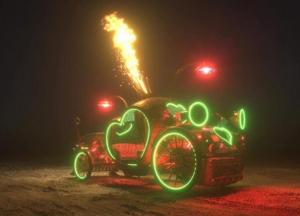 После скульптуры «Любовь» на Burning Man одессит Милов хочет взорвать мир свадебной арт-каретой (фото)