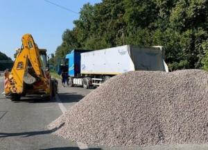 На Львовщине водитель высыпал щебень на трассу, чтобы избежать весового контроля (фото)