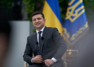 Зеленскому перед выступлением на пресс-конференции грели стул феном (видео)