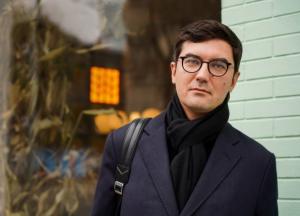 Оренда за безцінь: нардеп Мотовиловець оселився в квартирі, оформленій на майстриню вій