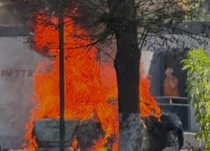 Росія ударила по вагону біля вокзалу в Лозовій, є загиблі й поранені: з’явилось відео