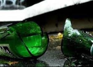 В Днепре школьницы чуть не убили бутылкой мужчину