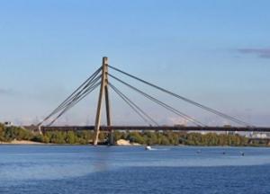 Спасатели сняли шестерых детей с моста в Киеве