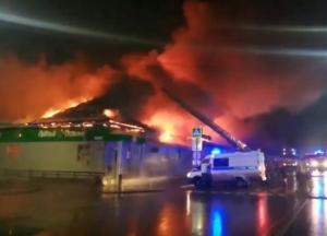 Задихнулися 5 людей, ще 8 поховані заживо під дахом: у Росії згорів нічний клуб через піротехніку (відео)
