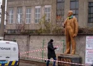В Киеве появился "коммерческий" памятник Ленину