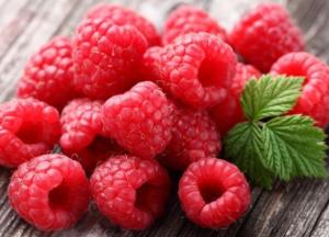 Врачи предупредили, кому опасно есть малину