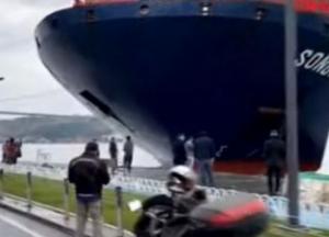 Судно протаранило набережную в Стамбуле (видео)