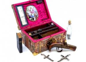 В Британии на торги выставили набор охотника на вампиров XIX века