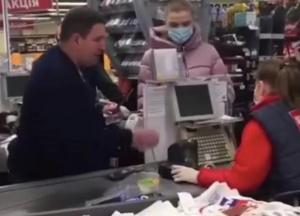 Полтавчанина, бросившего монеты в кассира, оштрафовали на 8,5 тысяч гривен