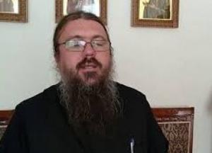 В Черновцах священник УПЦ МП специально кашлял на журналистов. Все из-за новости, что у него коронавирус (видео)