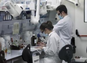 Эффективность COVID-вакцины Pfizer через полгода сокращается вдвое - ученые