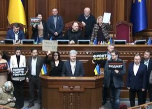 "Уряд – геть!": опозиція знову заблокувала трибуну в Раді (відео)
