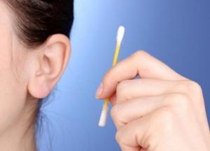 Специалисты рассказали, как правильно чистить уши