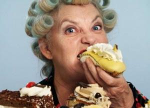 Диетолог назвала способы справиться с ночным обжорством