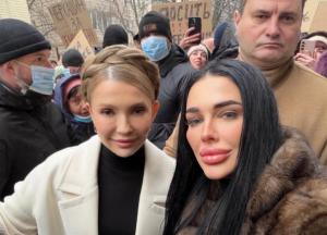 Відьма Марія Тиха приїхала до суду захищати Тимошенко, суд пом’якшив обмеження для неї (фото)