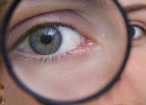 Медики рассказали, какие изменения зрения могут указывать на возможную опухоль мозга