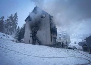 На гірськолижному курорті "Драгобрат" згорів готель, усі поверхи у вогні (відео)