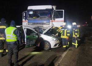 Под Харьковом такси попало в жуткое ДТП с грузовиком: тело мужчины вырезали из авто (фото)