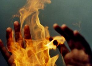 Под Киевом 17-летняя девушка облилась бензином и подожгла себя