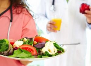 Врач назвал продукты, от которых стоит отказаться в жаркую погоду