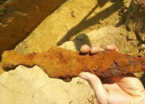 Археологи нашли 2000-летний римский кинжал, роскошная инкрустация которого полностью сохранилась (фото))