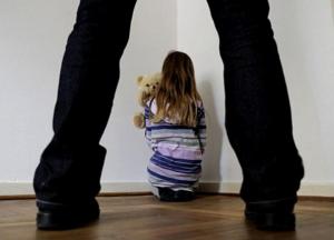 Родители-педофилы насиловали свою двухлетнюю дочь и получили пожизненный срок (фото)