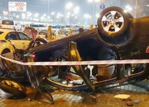 В Киеве авто слетело с моста (видео) 