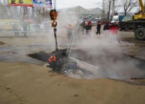 В России машина с людьми провалилась в яму с кипятком (фото, видео)