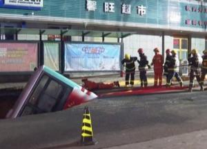 В Китае автобус с людьми ушел под землю, много погибших (видео)