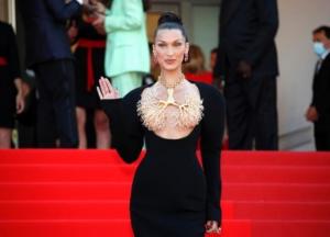 Белла Хадид ошеломила нарядом в Каннах (фото)