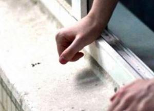 В Киеве из окна многоэтажки выпал 18-летний парень