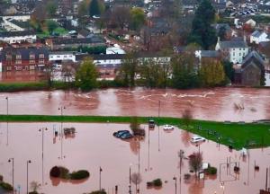 Будинки топило, коли люди спали: сильний шторм накрив Західну Європу, є загиблі та поранені (відео)