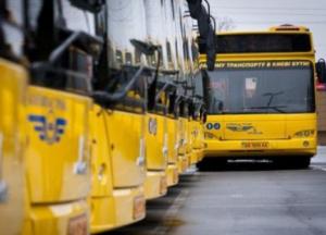 В Киеве из-за скопления воды на улицах задерживается несколько городских автобусов и трамваев