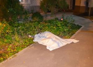 В Днепре молодая женщина выбросилась с балкона 14 этажа (фото, видео)