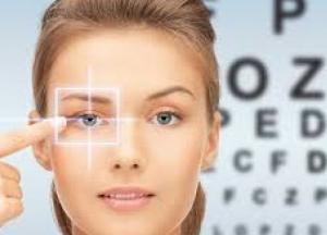 Врачи назвали продукты, которые портят и улучшают зрение