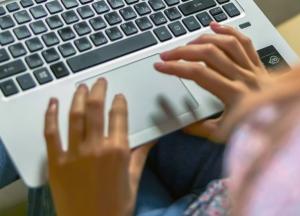 Все госуслуги переведут в электронную форму