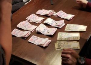 Киевского чиновника с посредником задержали на взятке за переоформление автомобиля