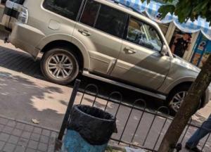 В Киеве разъяренный отец разбил стекло внедорожника, который задел его ребенка