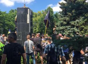 Полиция открыла два производства из-за столкновений у памятника Жукову в Харькове
