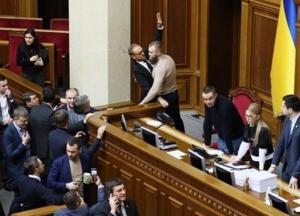 В Раде произошла потасовка, депутаты заблокировали трибуну (видео)