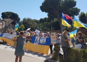 В Риме протестуют с украинскими флагами из-за визита Путина
