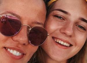 Бывшая жена Потапа позировала с дочерью в купальниках (фото)