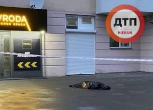 В Киеве из окна многоэтажки выпал мужчина (фото)